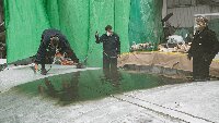 Julian, assisted by Dave, spraying the port wing while Clint watches.