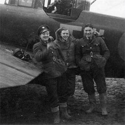 Sgt Leslie H. Allen (centre) with his Boulton Paul Defiant of No.141 Squadron taken late in the Battle of Britain. Sgt Leslie H. Allen (centre) with his Boulton Paul Defiant of No.141 Squadron taken late in the Battle of Britain.